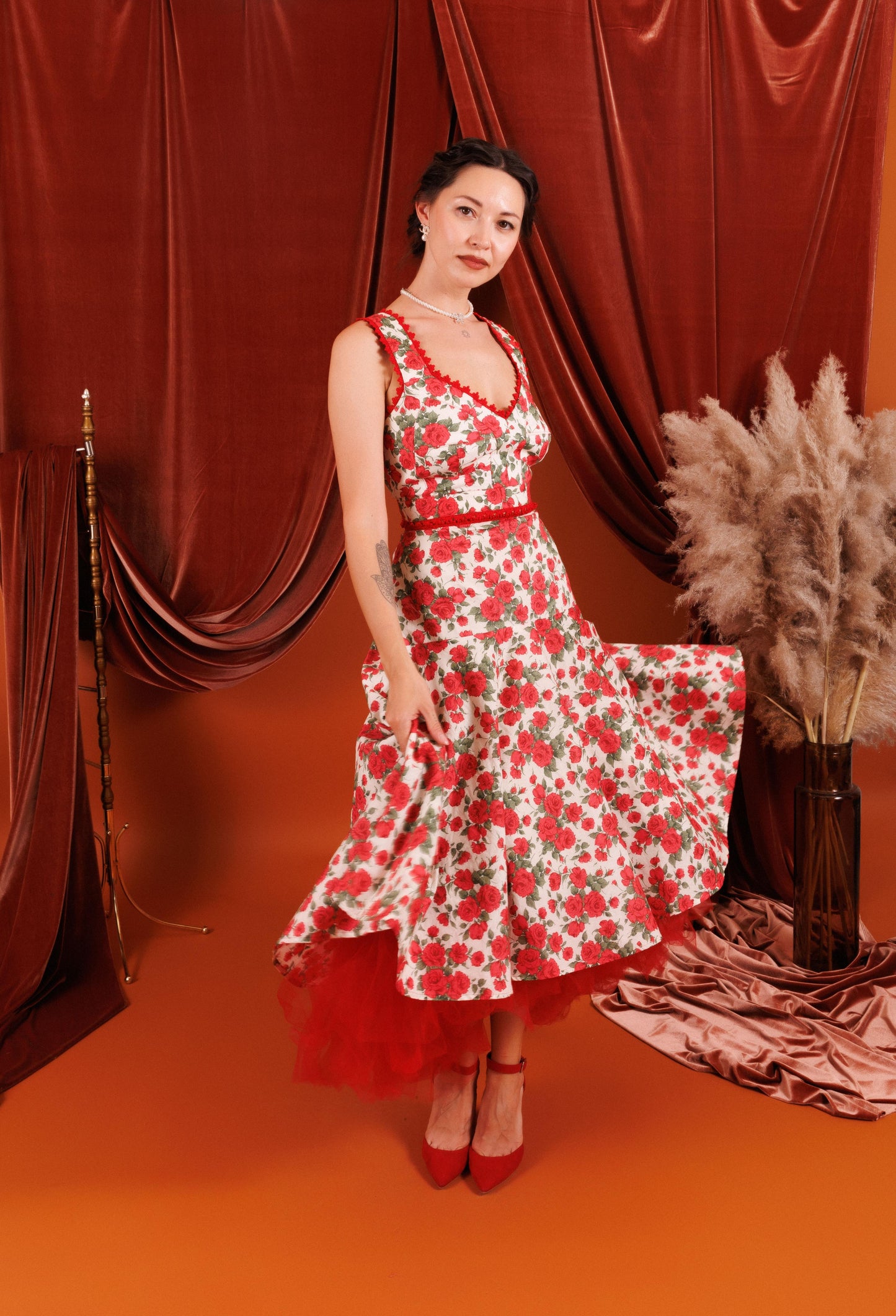 CHERRIE 3-Piece Set with Floral Pattern with Red Flowers and Tulle Under Skirt